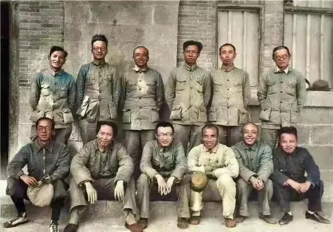 大家仔细看，这个团队绝对是世界上的最强组合。
照片中，一群人穿着并不华丽的军装，