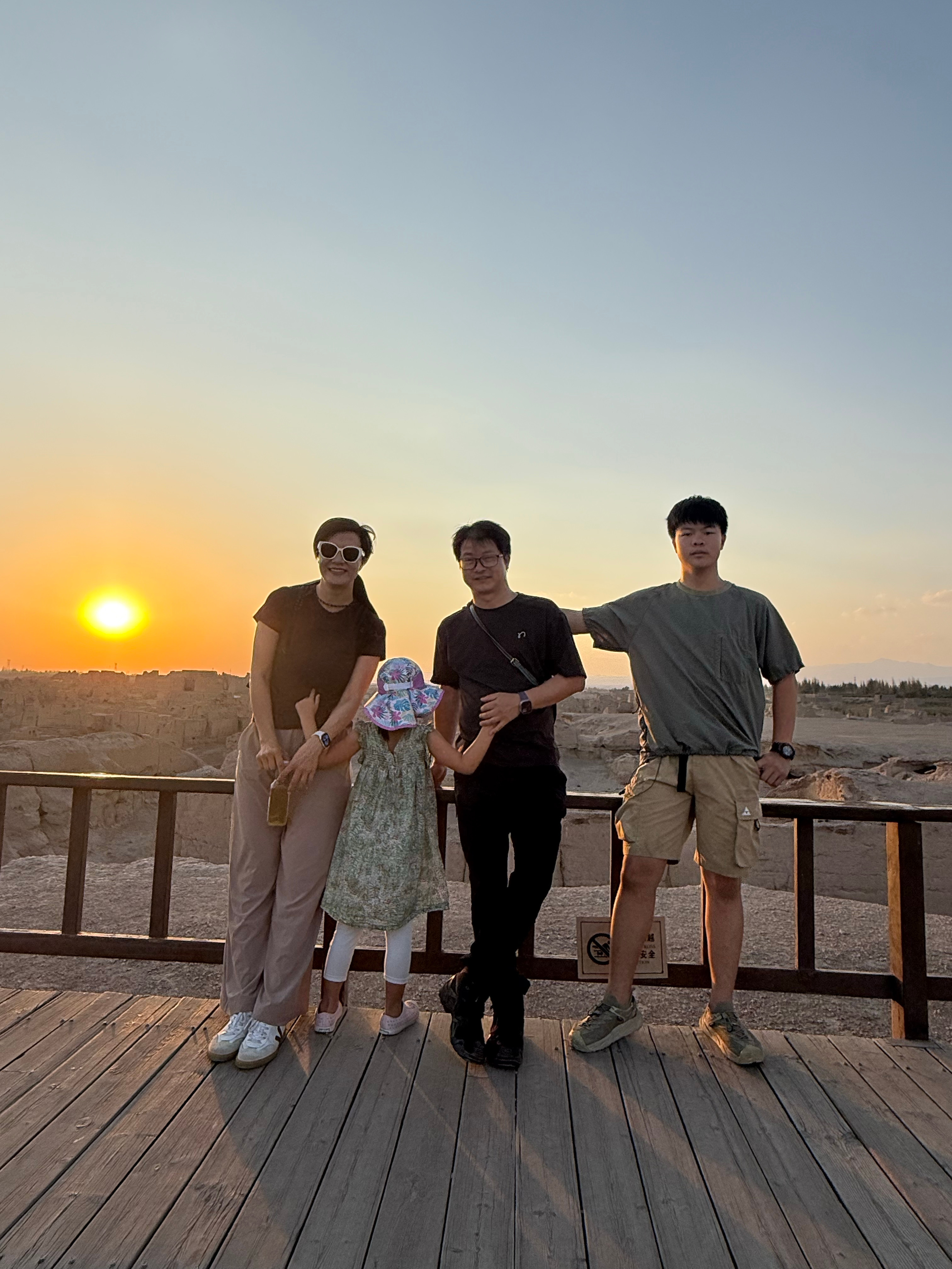 那天去交河故城真是美好的夕阳啊热带一家人去新疆