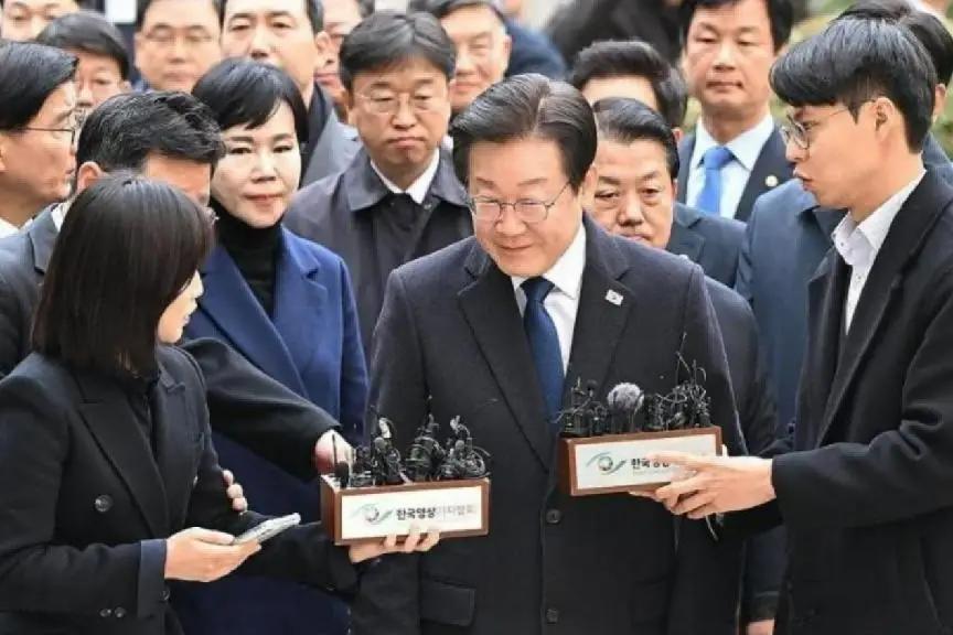 李在明面临一个现实问题：卸任后怎么不被清算。
 
他不是文在寅。文在寅是真君子，