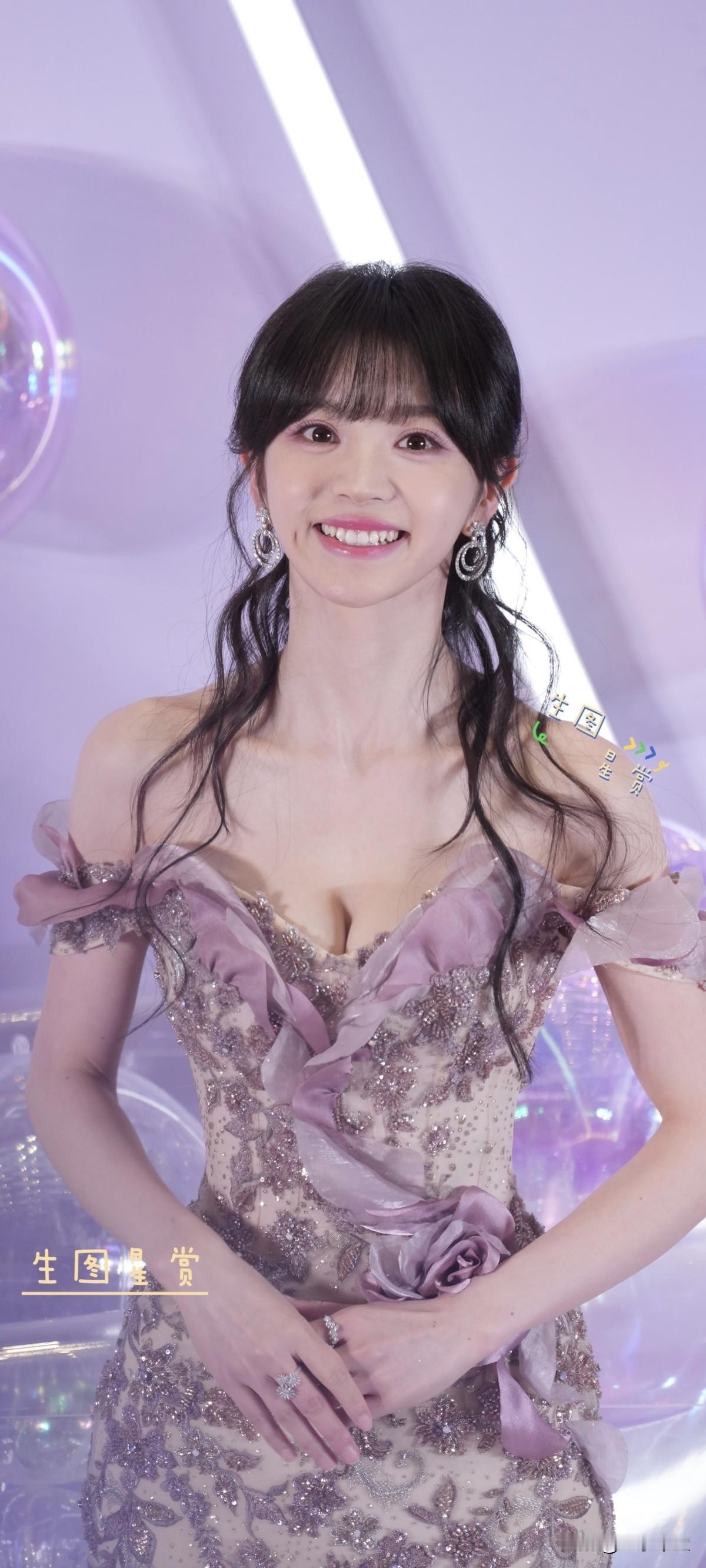 田曦薇北京线下活动出图
紫罗兰花仙子又美又辣
哇，小猫敬礼！！！