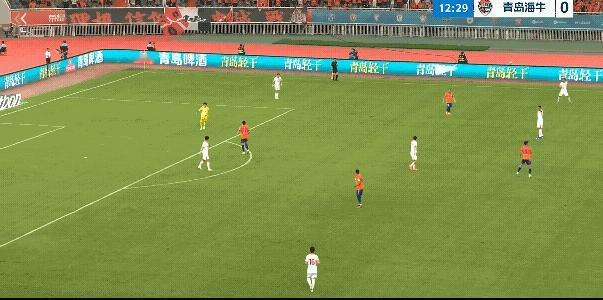 山东泰山这个后防线就像是在梦游一样，青岛海牛就是门将大脚球直接找到前场队员，一次