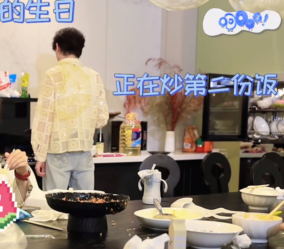 啊。炒第二份饭的时候就自己一个人在后面忙碌 但是怎么一个镜头都没有啊