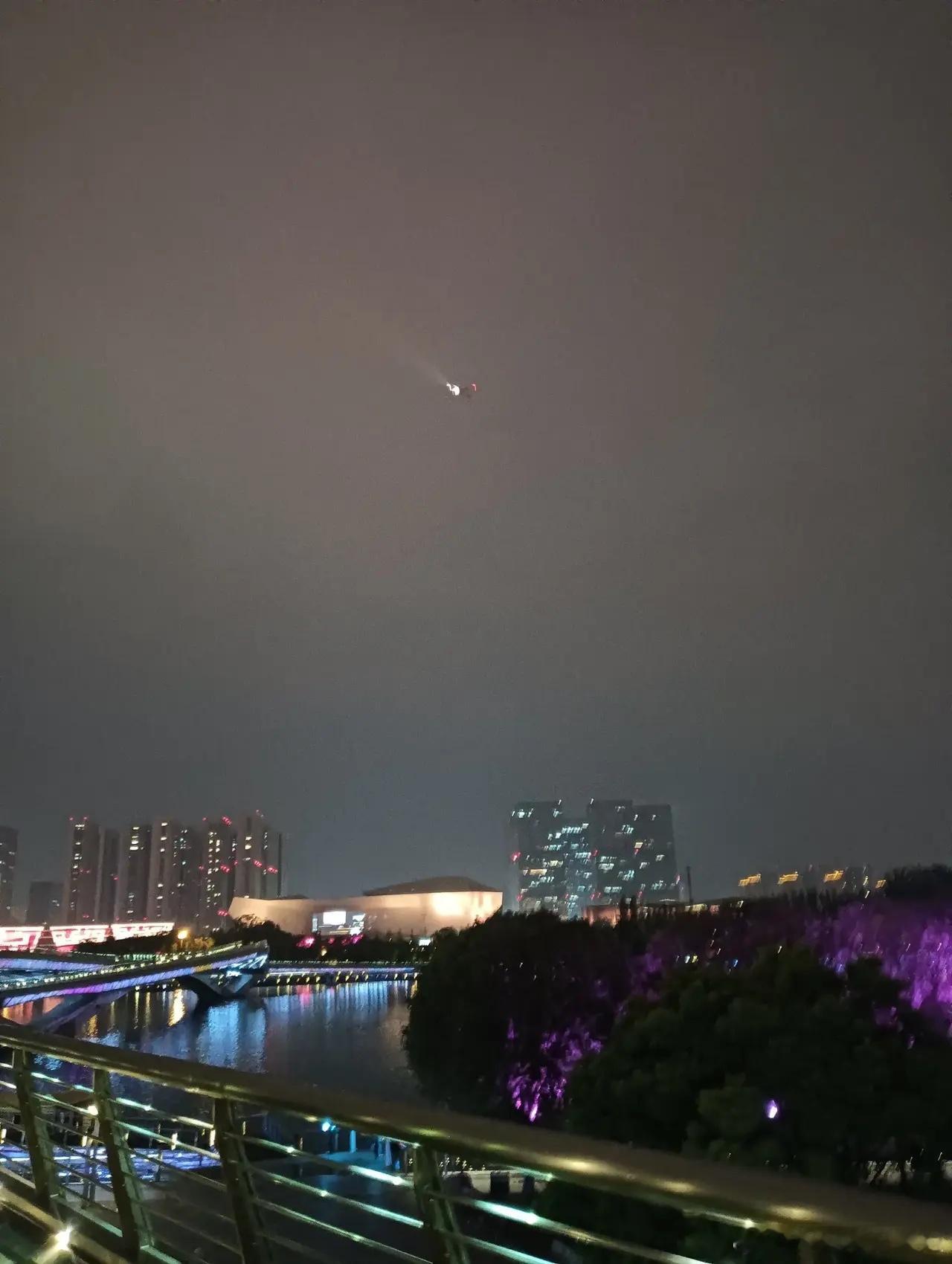 晚安家人们🌙 愿你带着温柔入睡，醒来满是惊喜✨ 