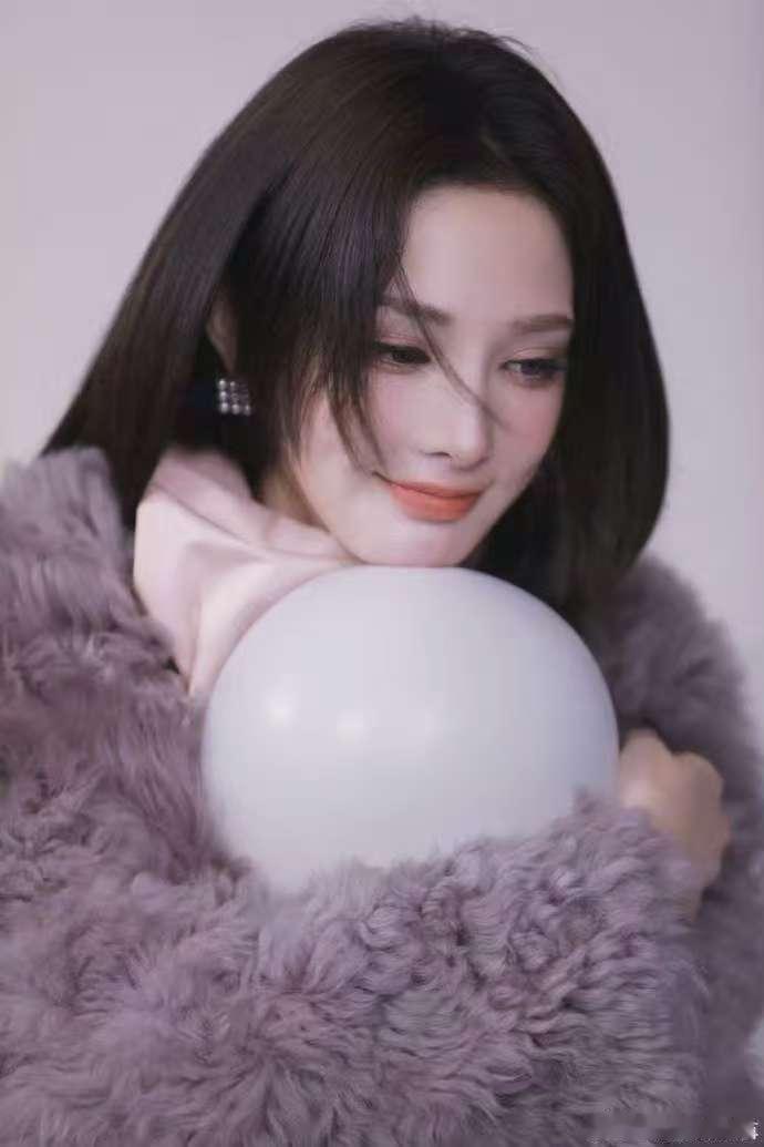 彭小苒白发蓝色美瞳 彭小苒的白发蓝瞳太有灵气了！眼睛像盛满星光的湖水，眨眼间尽是