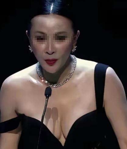 有一个很奇怪的问题
女人的胸部是隐私部位，陌生人看不得，更摸不得，那不是应该好好