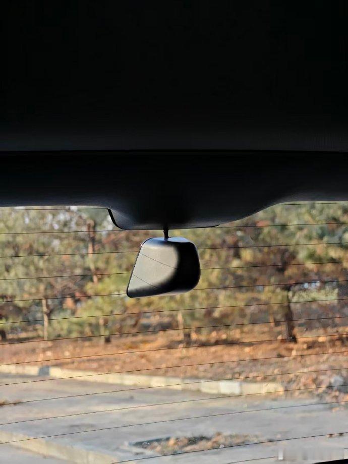 这是理想L系列改装流媒体后视镜后的实拍图~作为后装产品，美观度还算可以吧，虽然比