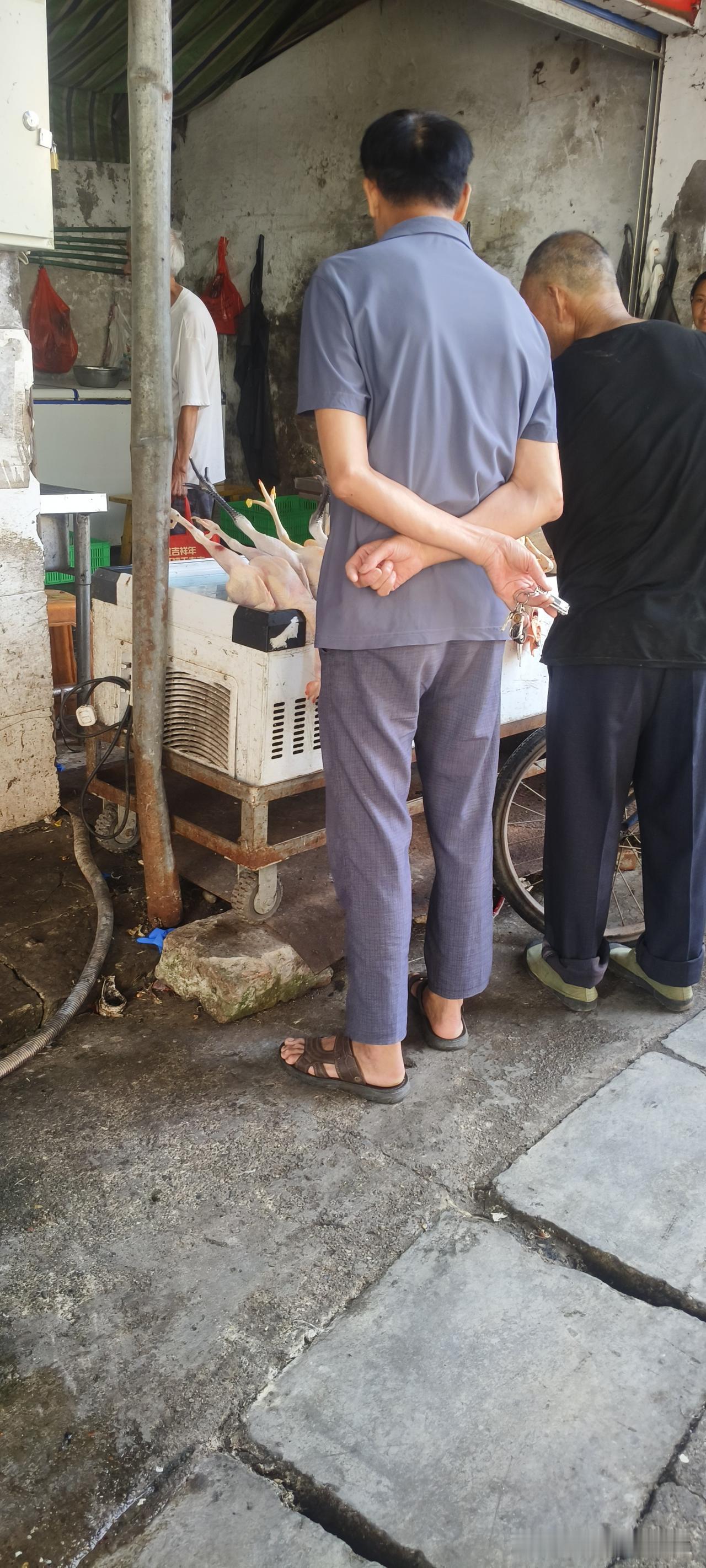 人生还得多尝试，有人没法进厂挣钱，被迫选择租摊开店卖鸡肉。结果生意很好，挣的钱比