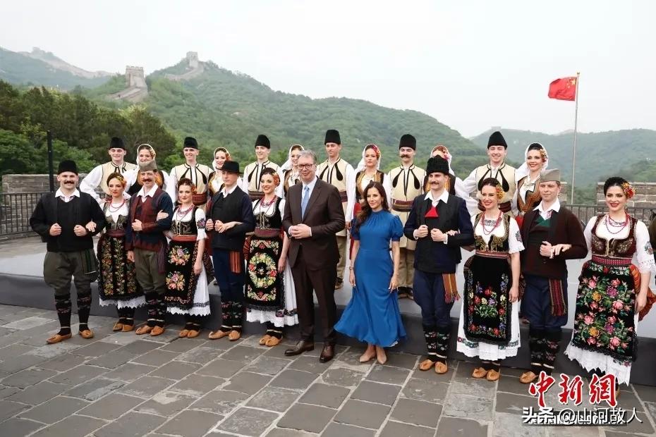 破天荒头一次！武契奇这次来北京，带了一支歌舞团。在武契奇历次出访记录里，这还是头