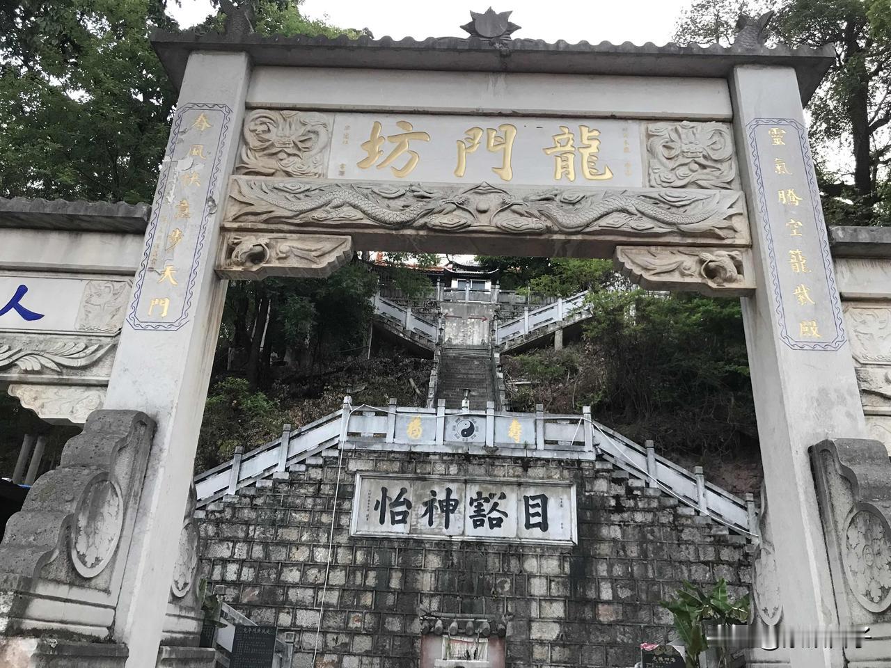 昆明这个村子不错还可以看到土坯墙和木架榫卯结构的瓦房，整个老村子改造成一种乡居观