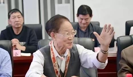 [月亮]“我老了，不需要那么多钱。”2020年，一生抠门的大学教授王泽霖，却大手