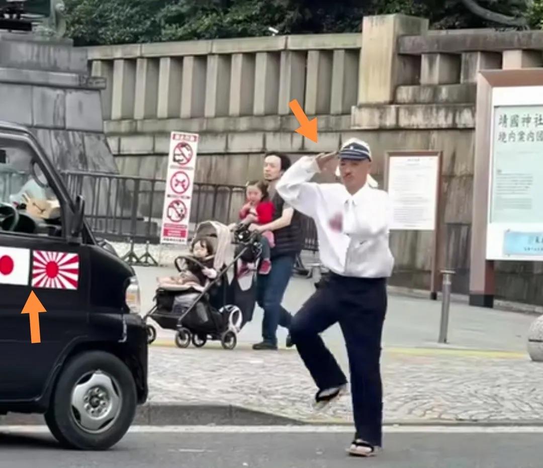 东京街头一戴白色头布男子游街。
