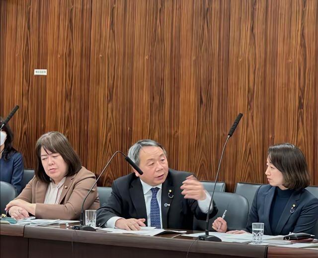 石平太郎:我坚决反对对中国采取软弱的外交立场 4号当天，石平太郎公开讲话，说自己