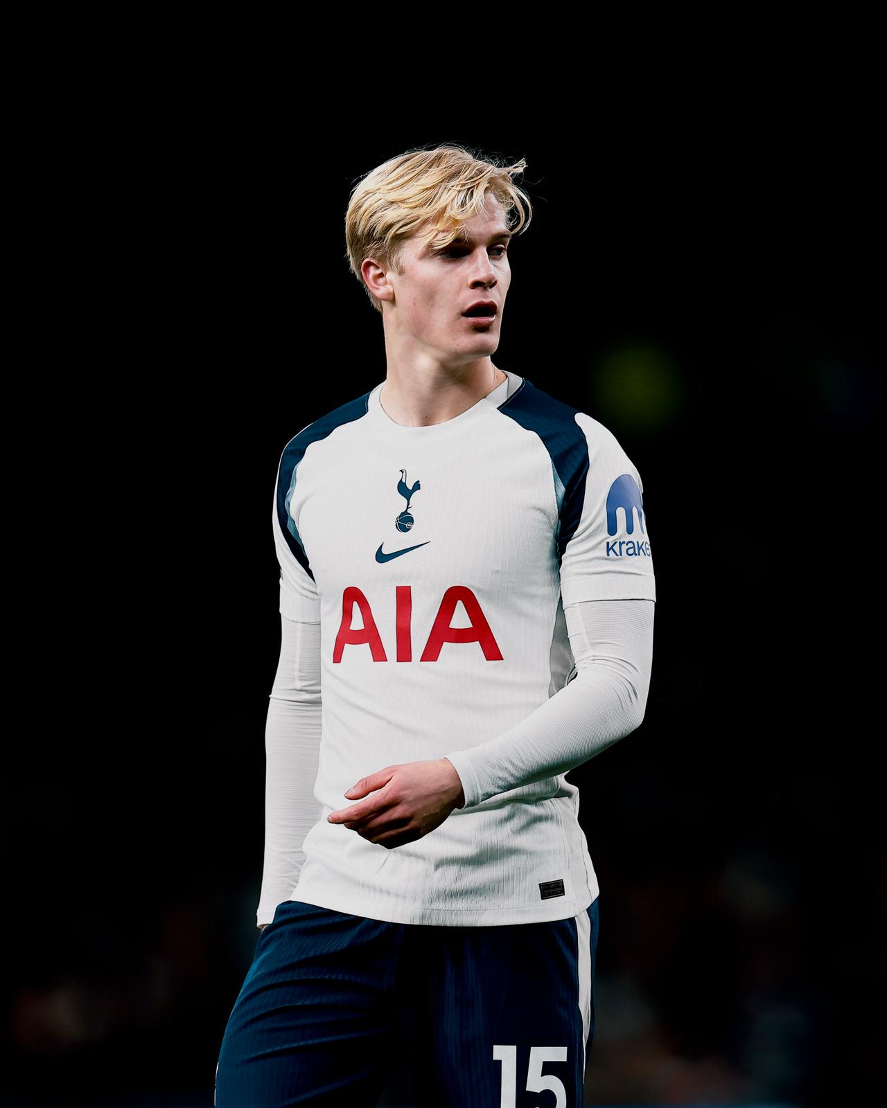 【贝里瓦尔伤缺数月】托特纳姆热刺俱乐部官方发布公告，确认19岁中场新星卢卡斯·贝