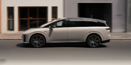 【李想：理想 i9 将于今年下半年发布】在昨天晚间的财报会上，理想汽车 CEO 