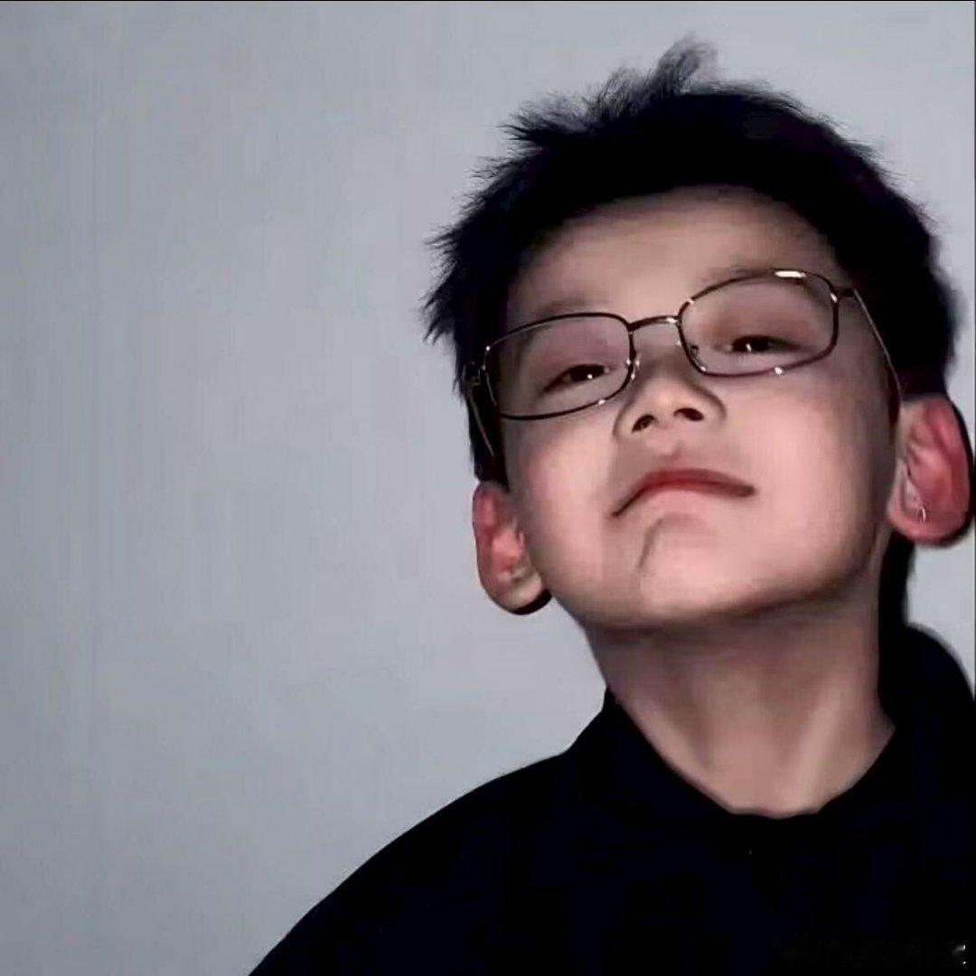 ai情头哈哈哈我有微信好友就是用这个头像，感觉很可爱，很有氛围感呢！我每次找头像