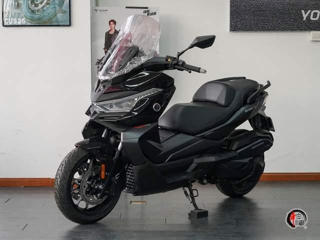 2025款无极SR4 Max正式发布，作为一款中排量运动踏板车，其与宝马C400