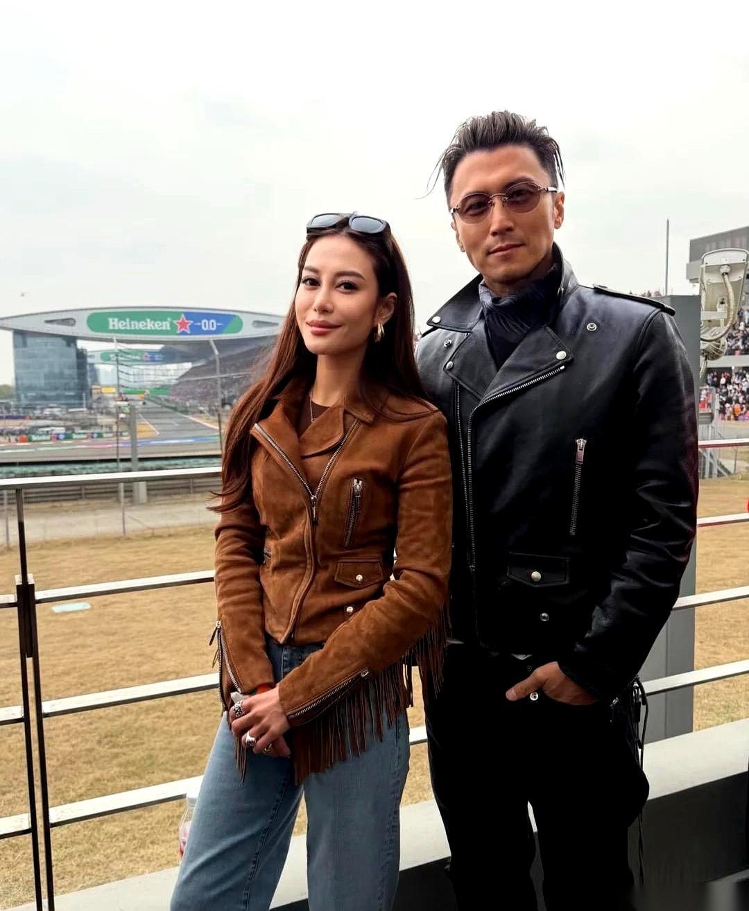 F1上海站，赛车引擎轰鸣，全场都是人精，但所有人的目光，都被一个动作吸走了。
林