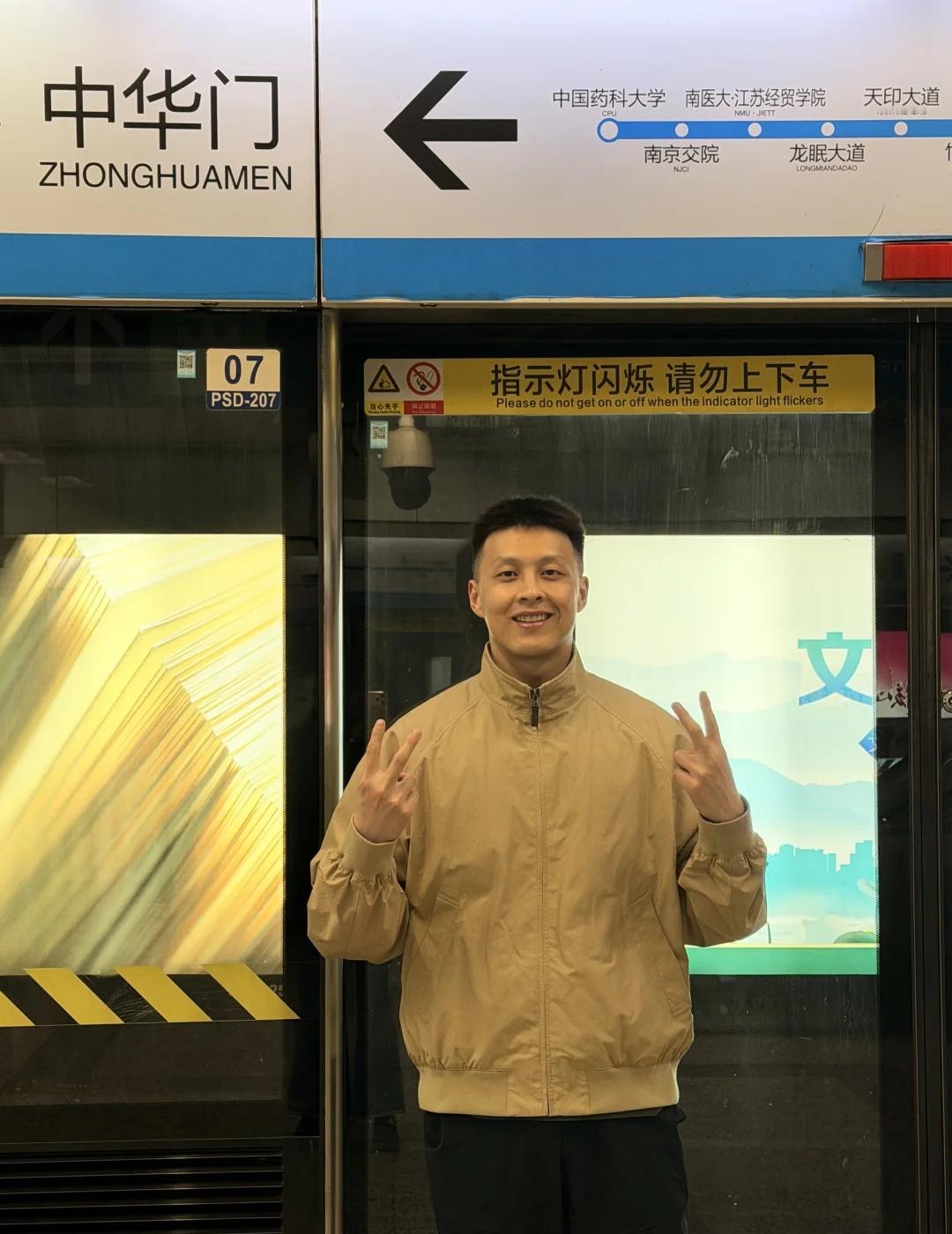 万年剪刀手
路人拍照还是很绝的！健身