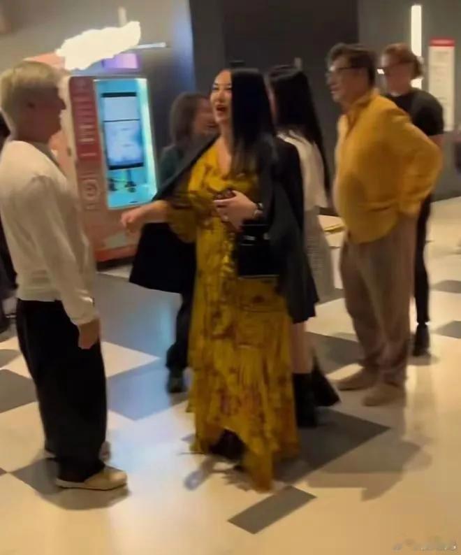 李湘王岳伦带着女儿王诗龄去看《歌手2024》，王诗龄在路人镜头下也是很大块的[思