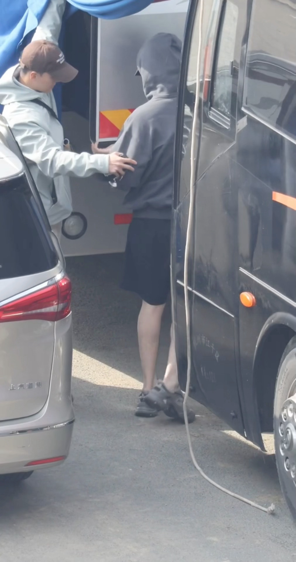 我笑晕了成毅今天又没睡醒，下车差点撞到门上于是打了门一下哈哈哈哈哈哈哈！（还是要