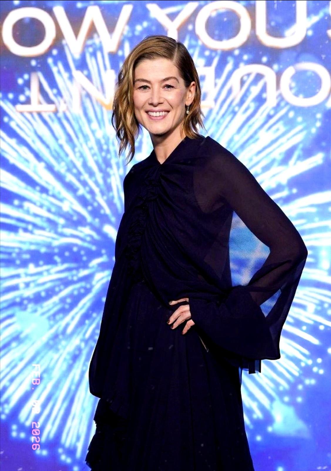 英国首相旁边这位姐，一开口，全场都给整不会了。她用贼流利的中文说：“大家好，我是