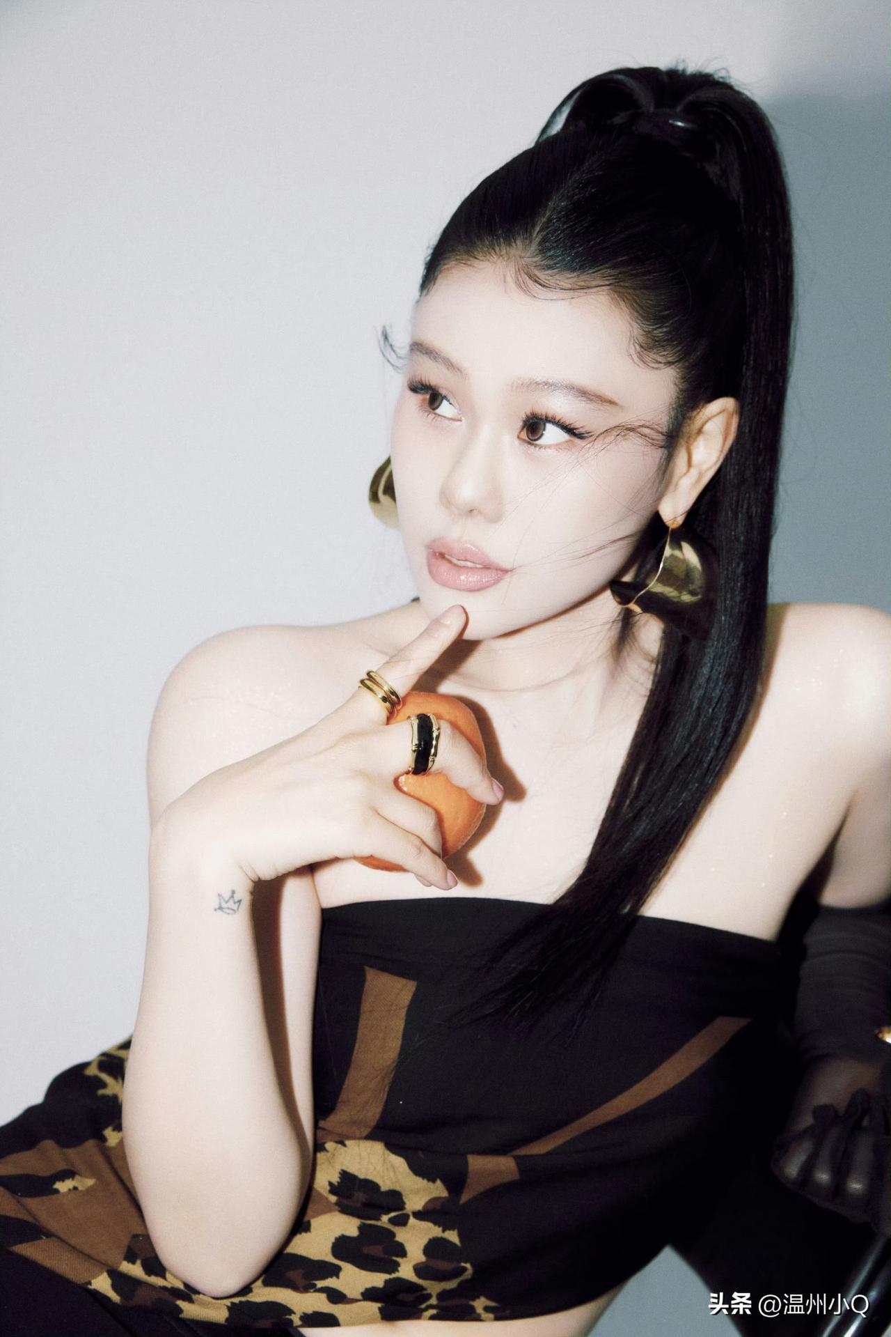 袁娅维的耳朵还好吗，这耳饰大的有点离谱，对耳垂不太友好啊……