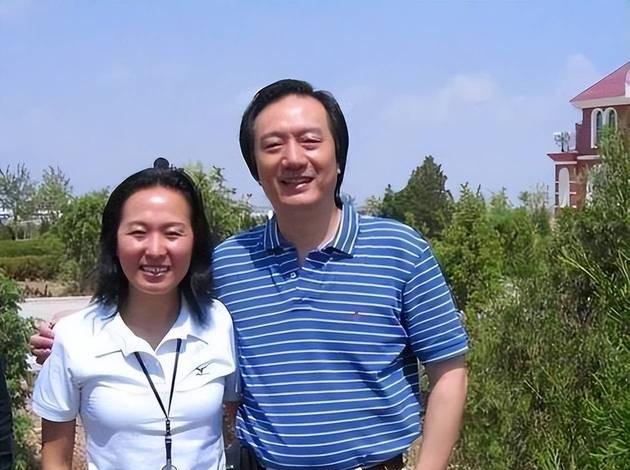 “东方神鹿”王军霞在美国豪宅家中与第二任丈夫黄天文以及俩人的女儿一家三口的幸福留