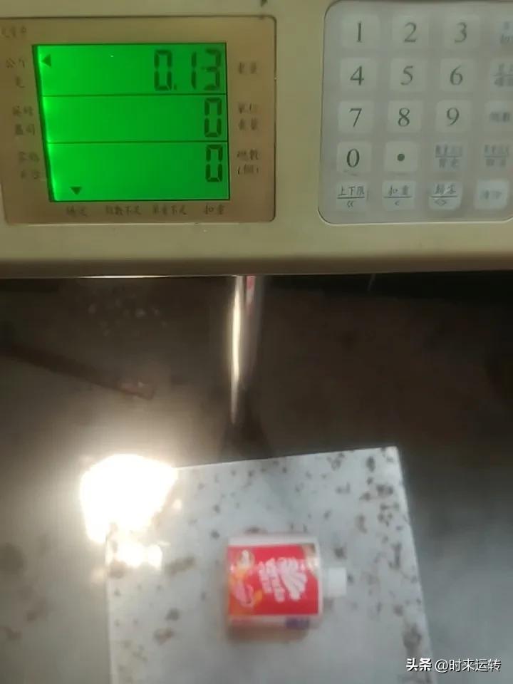一卷150克的卷纸，
自己没用二回，
同事刚才馋着脸来说，
给点纸。
现在只剩1