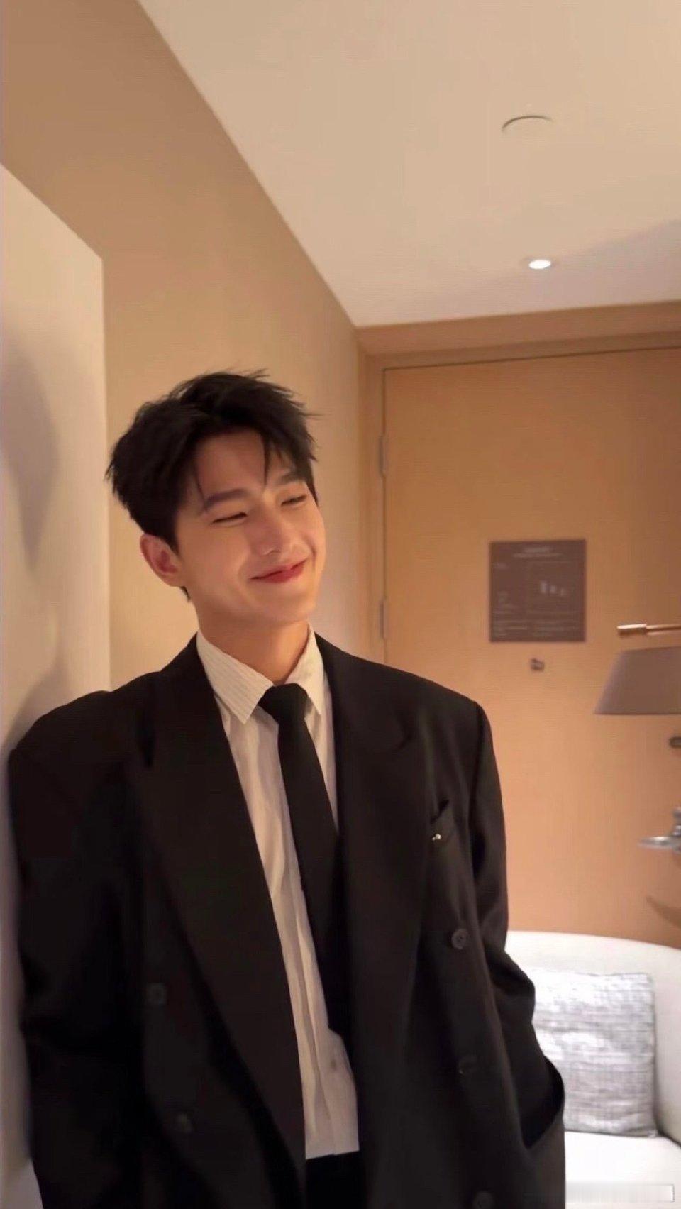 杨洋怎么还长十年前的样子谁懂啊！杨洋颜值完全冻龄，十年过去一点没变，少年感永远在