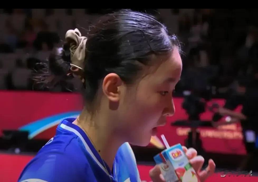 太残暴了，前国乒选手如今新加坡一姐的曾尖，在多哈世乒赛女单1/8决赛以0：4的大