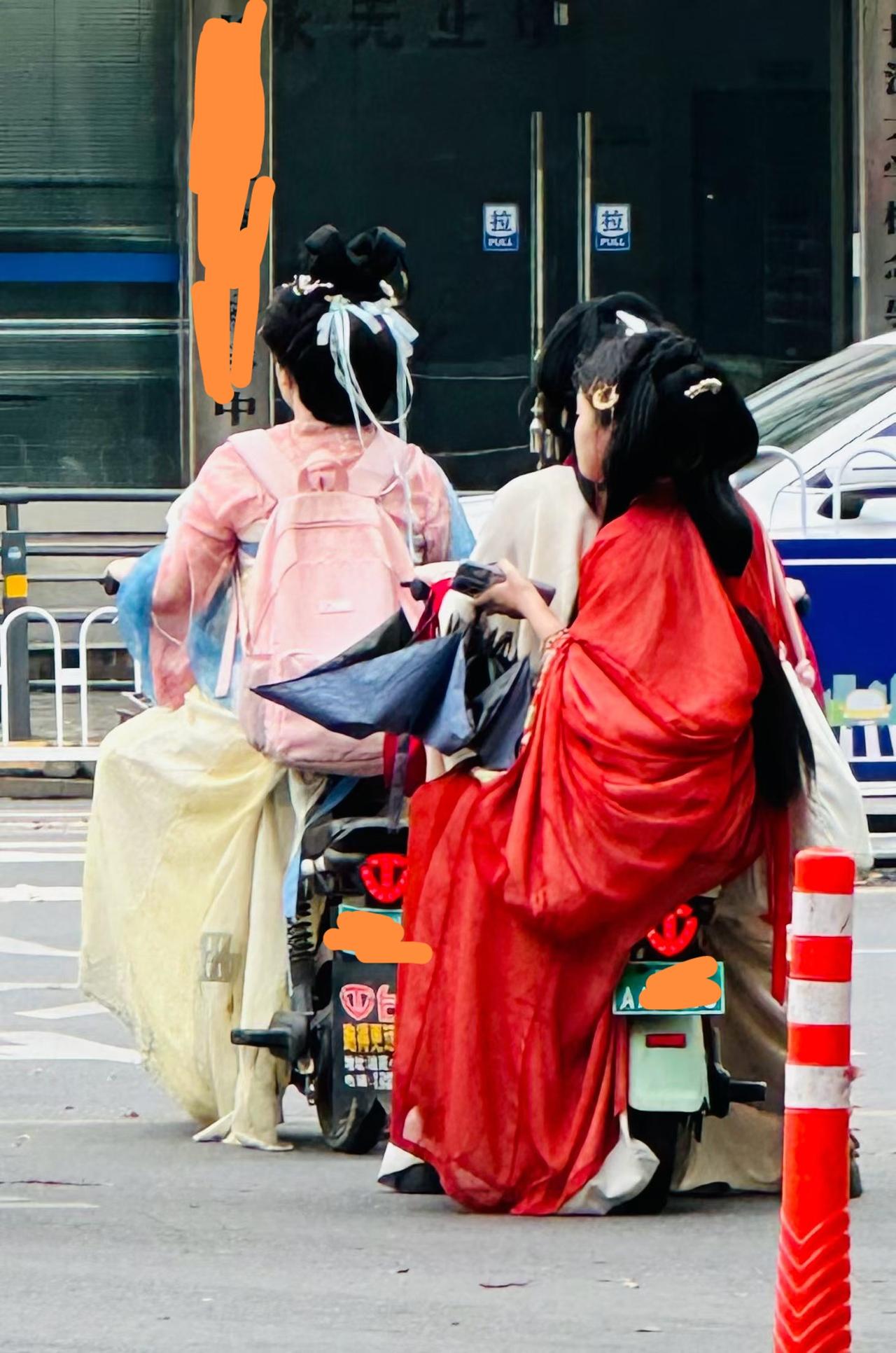 前不久在海宁盐官参加搜狐视频关注流春赏大会，许多年轻人尤其女性穿汉服，号称国风。