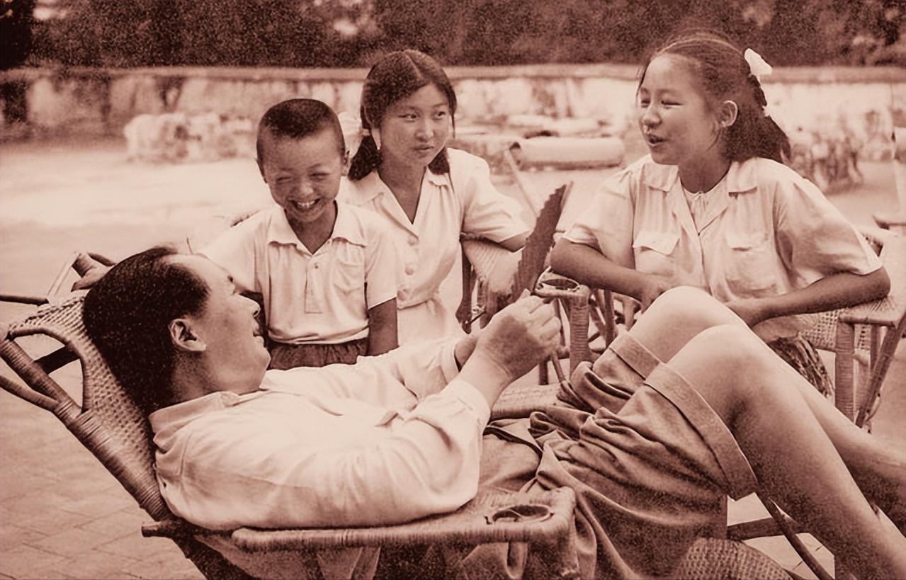 1951年夏，毛泽东和女儿李敏、李讷及侄儿在一起