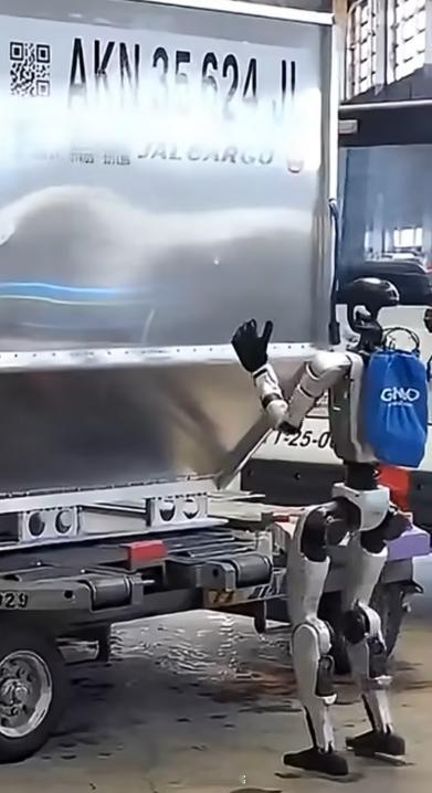 宇树 G1 人形机器人将进日本羽田机场，协助人类搬运行李货物 