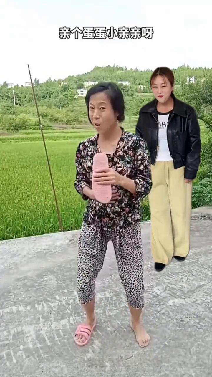 那我就唱了，别挑我。有请李老师。抱着那个亲亲，亲个蛋蛋小亲亲，我咋想得这么美。