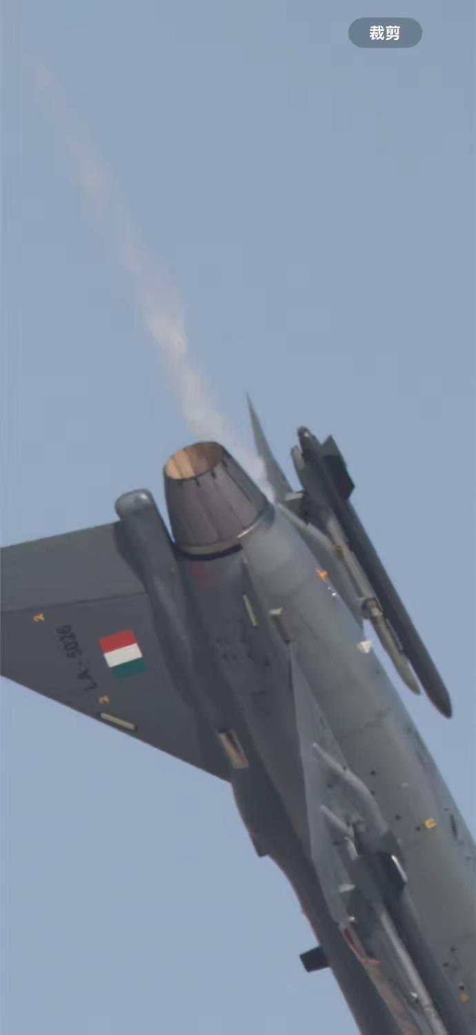 光辉战机迪拜航展坠毁，最让人揪心的莫过于飞行员未能弹射逃生，一名优秀飞行员就此与