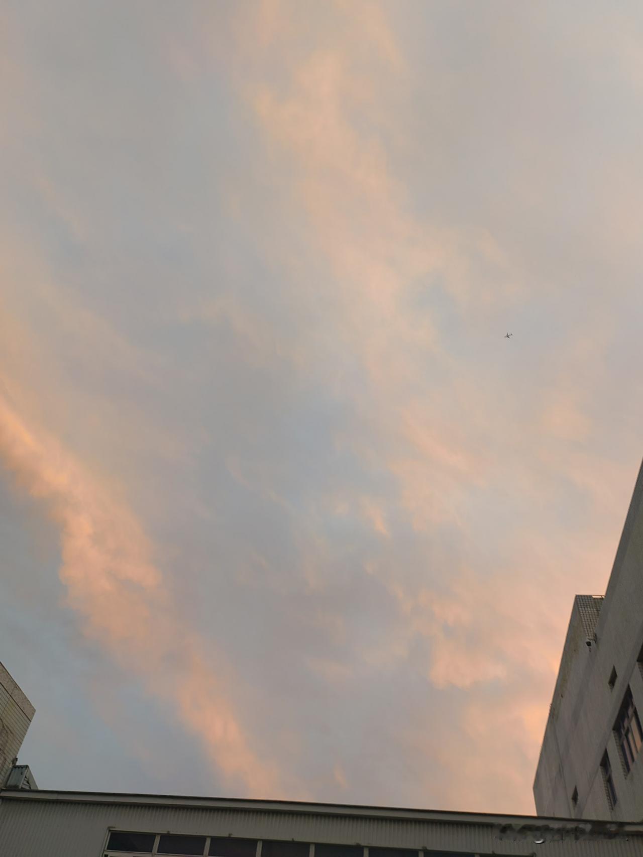 夕阳无限好，只是近黄昏。夕阳西下，天空美如画。