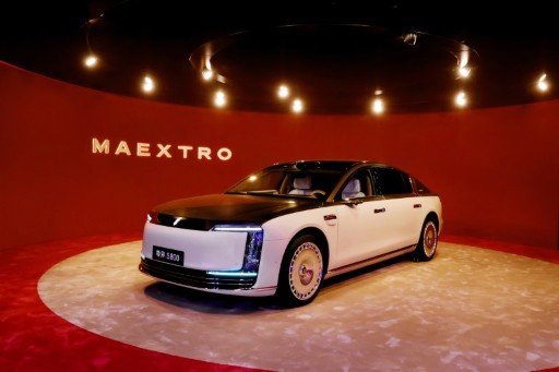 余承东曝尊界200万级新品轿车北京车展上，余承东用手机给马东“剧透”200万级新