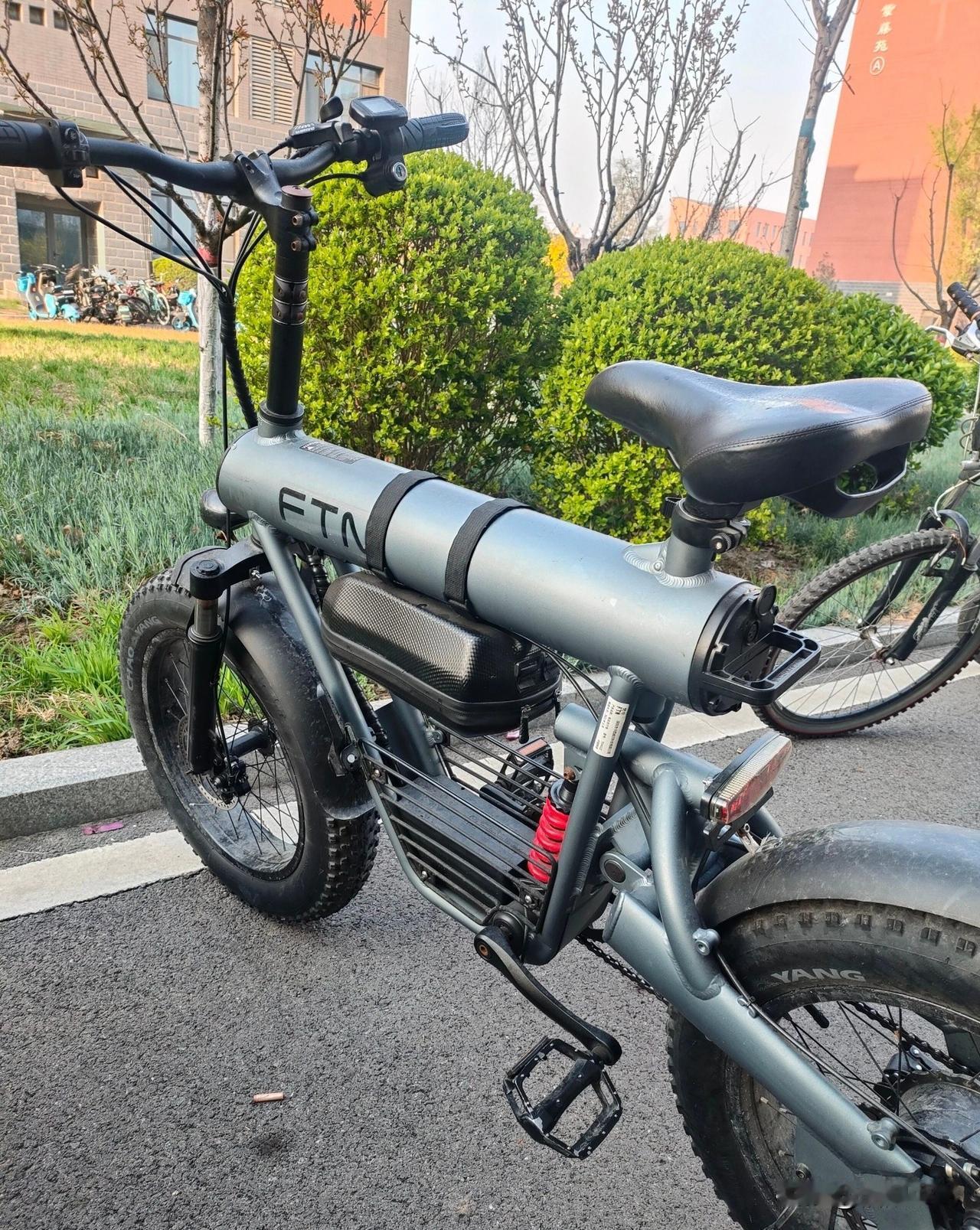 小区偶遇的“子弹头”电单车，帅到我直接看呆了！
 
家人们！今天下楼遛弯，在小区