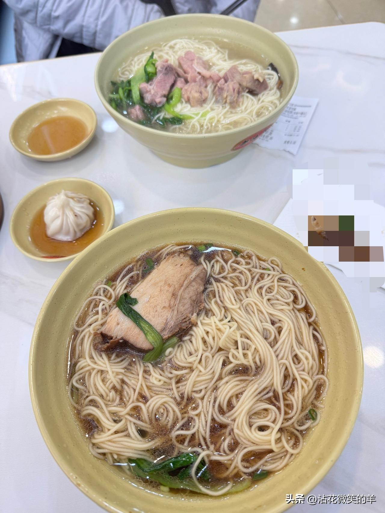 正月十五，两个小老人，“马年走马”路过苏姑老鸿兴汤包馆，点了两碗面，一定小笼包（