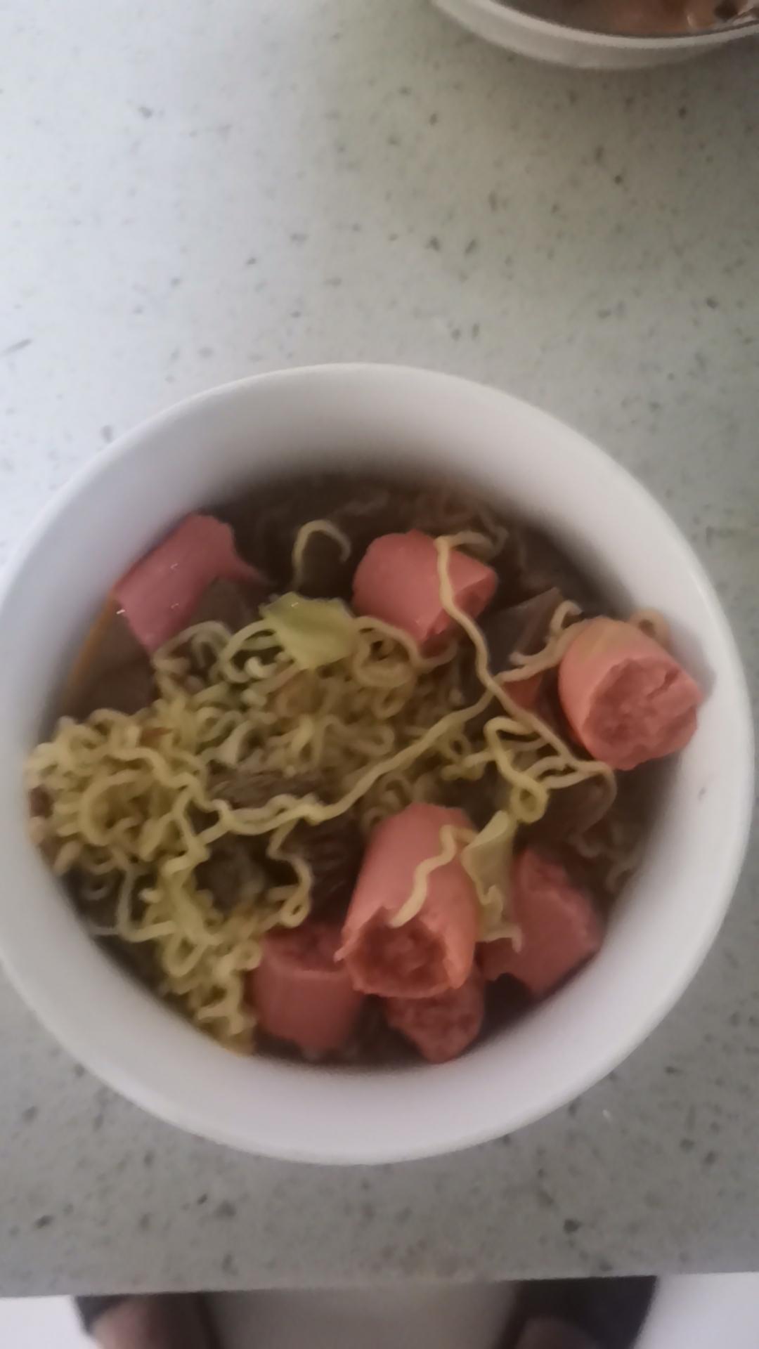 晚上随便对付一口，来个豪华版红烧牛肉面，这香肠弄得有点粗糙啦！
晚上媳妇和孩子都