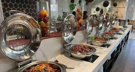 北京一小伙花218元吃自助，刚剥了一盘虾、撬了几只生蚝，吃得正香。老板举着手机走