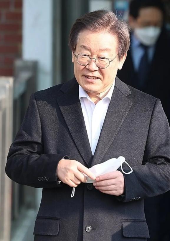 李在明似乎有些不务正业，上任这么久了，除了清算尹锡悦之外，也没干成什么大事。就连