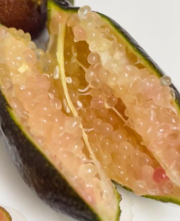 看美食直播被种草，咬牙花八十多买盒“澳洲手指柠檬”，号称水果里的鱼子酱，个头细长