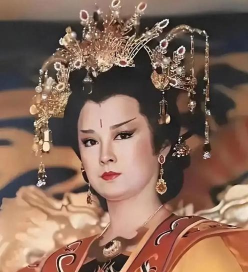 公元690年，武则天站在洛阳的城楼上，下旨将国号唐改为周，定都洛阳，为什么史学家