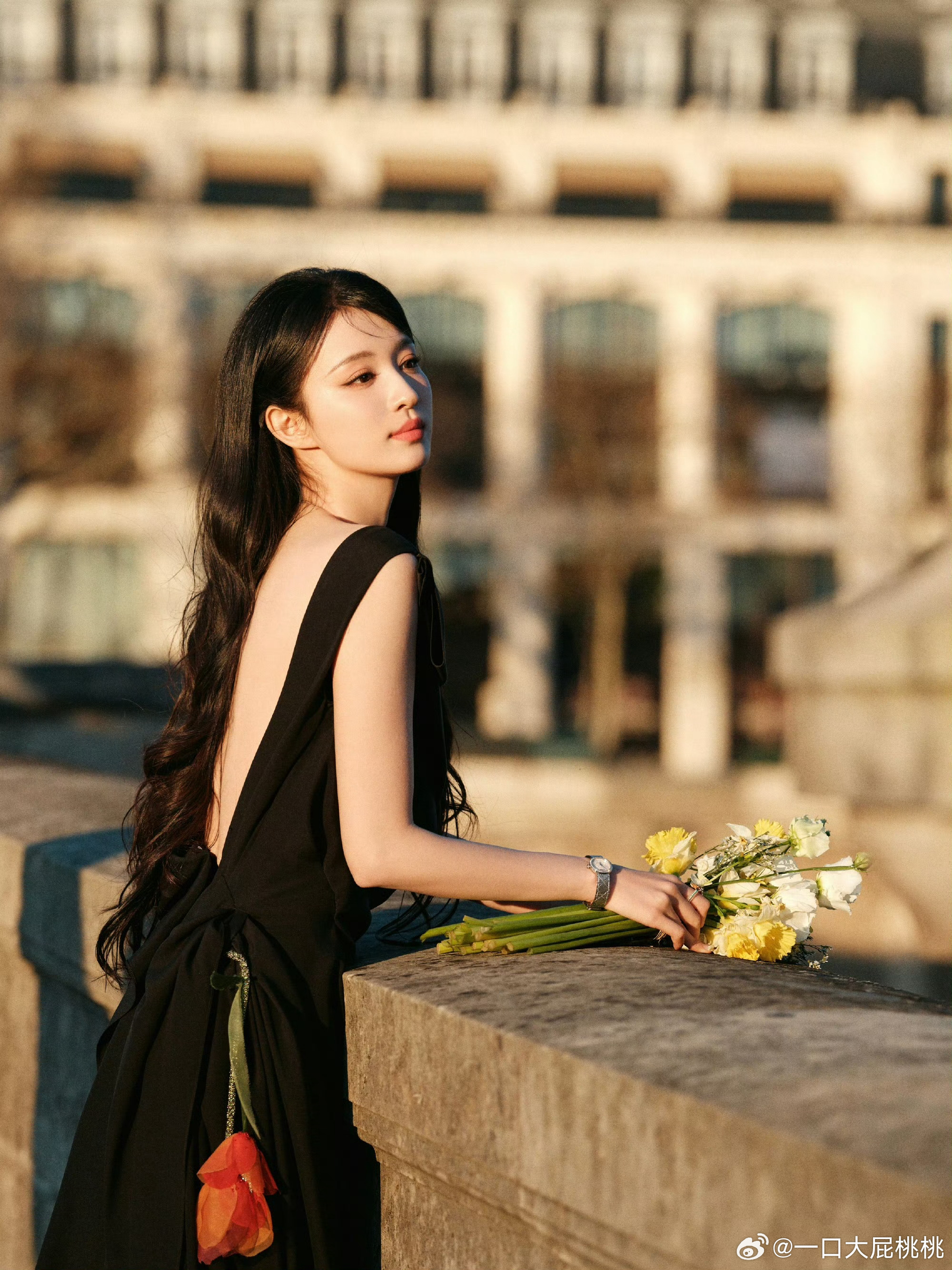 看秀前官宣足以见品牌重视程度，上身Dior 2026 早秋系列的黑色露背裙装，美