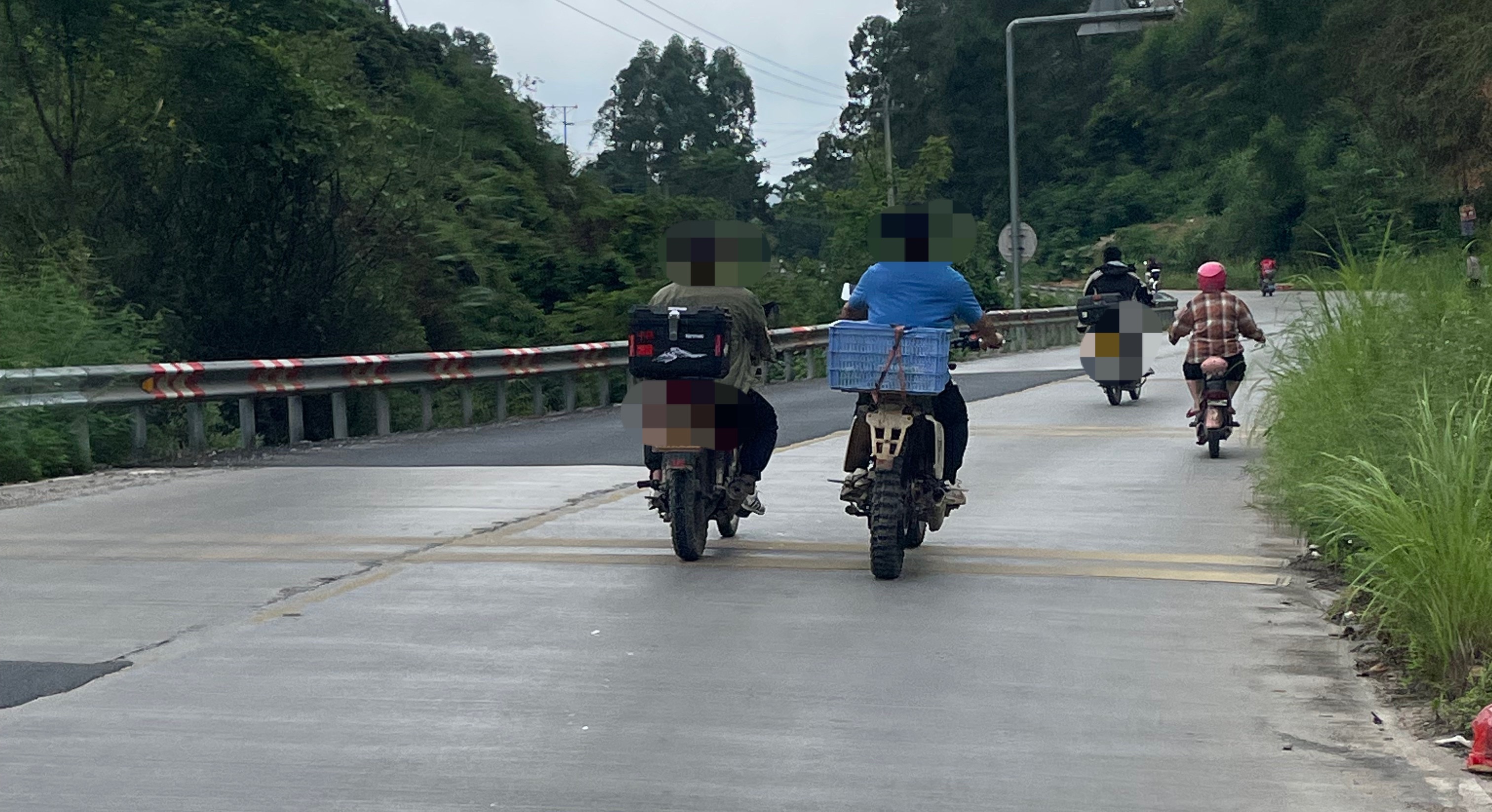 9月5日，网友反映：玉林卖酒两名男子骑摩托车聊天还平排行驶。这样危险噢！同城热点