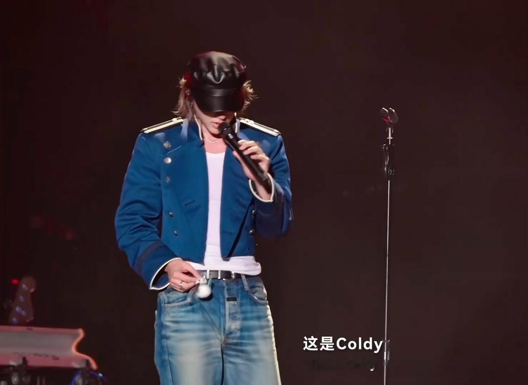 我哥叫coldy都是she呢 还有个特别细节的是他说coldy是MV里的 然后镜