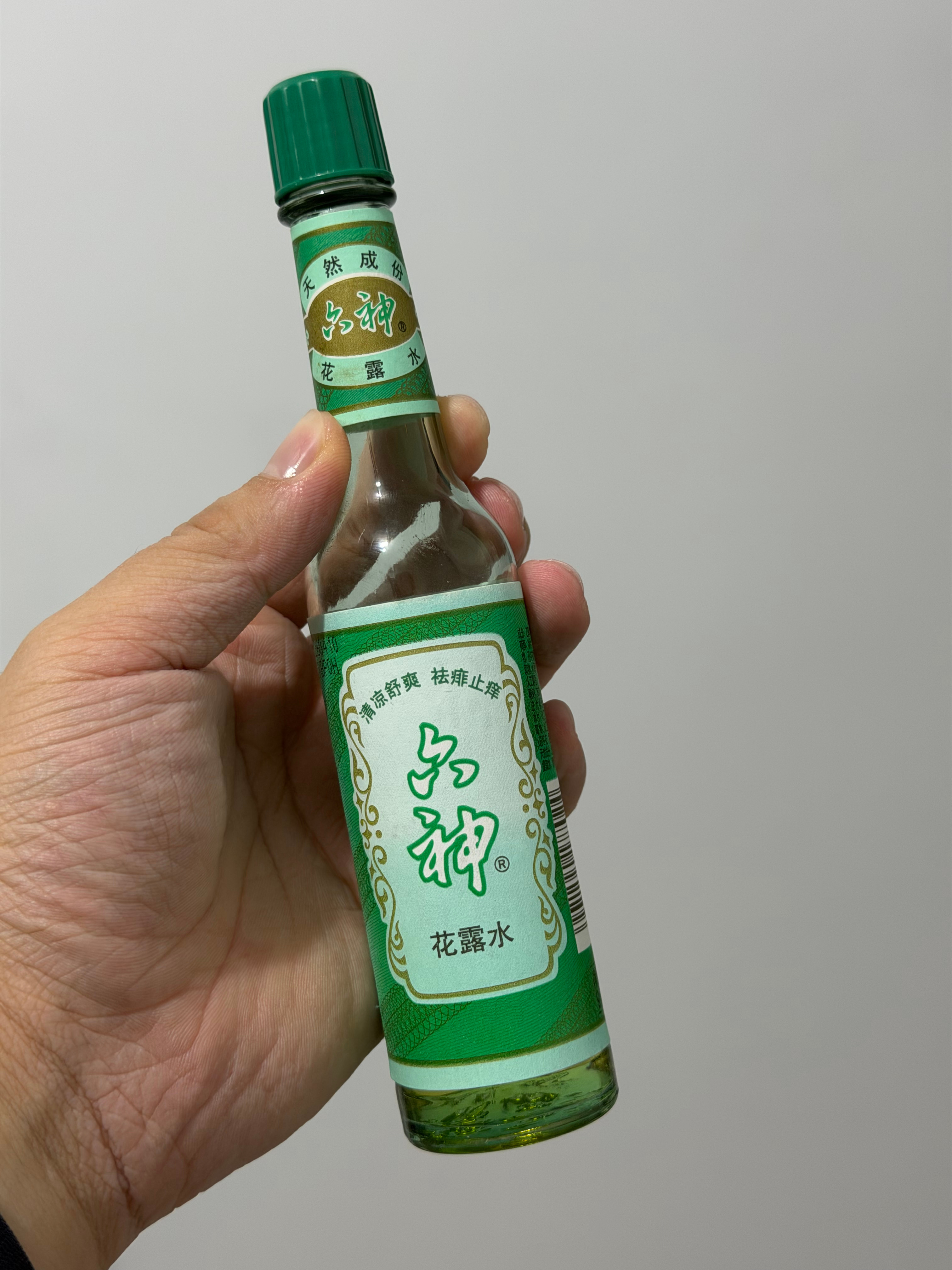超爱六神花露水的味道，抹完感觉又回到村口听老太太们唠嗑了 