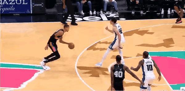 难以想象！文班亚马三分线外强突，直接用速度突破两个防守，然后起跳，再折叠双手爆扣