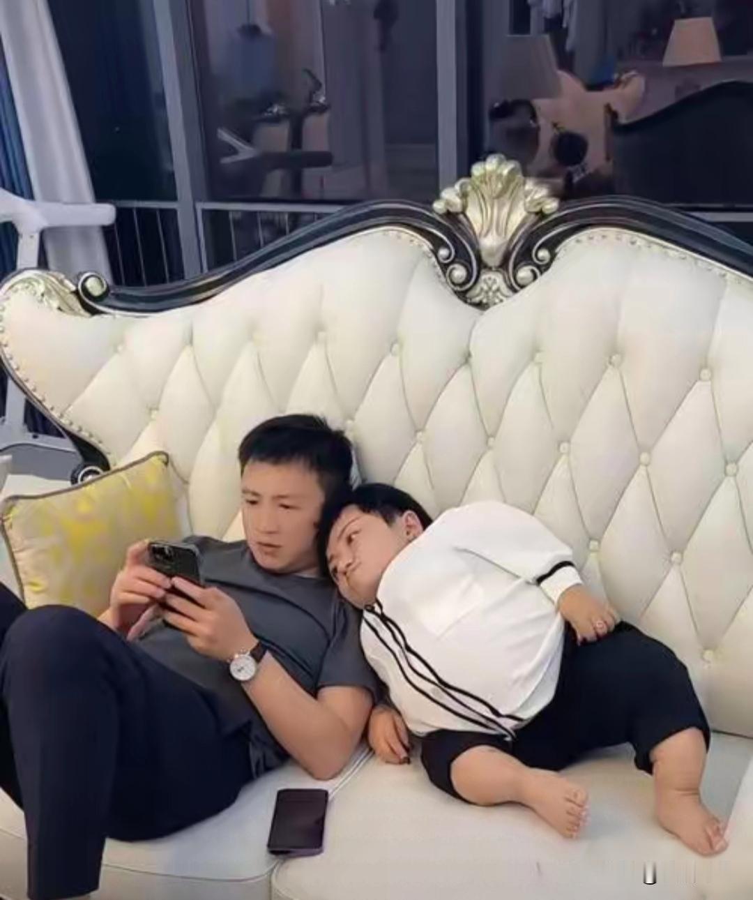 自力更生赚财富，深情宠夫惹人羡
 
都说真正有能力的女人，从不会亏待陪自己吃苦的
